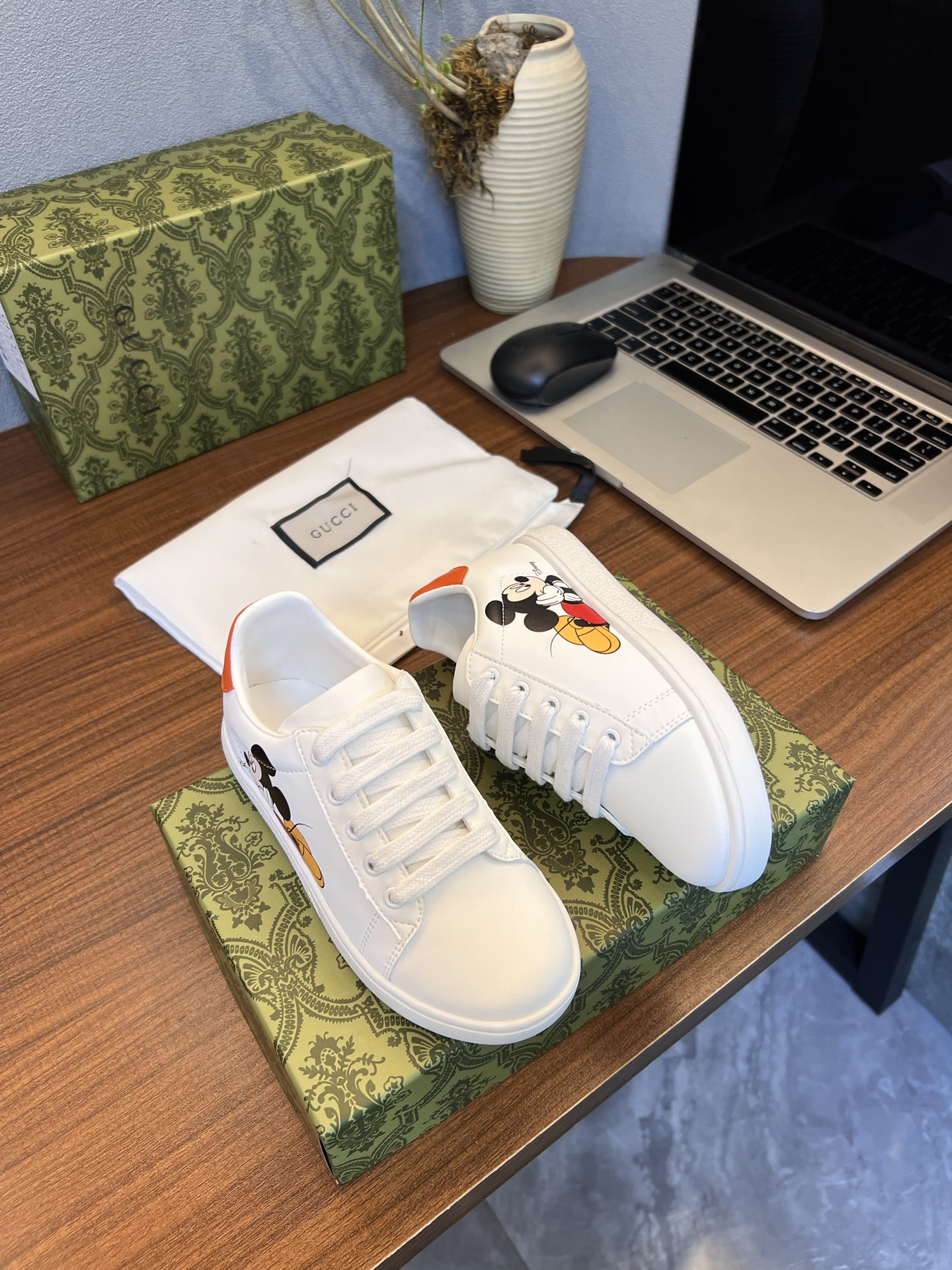 Children's shoes child